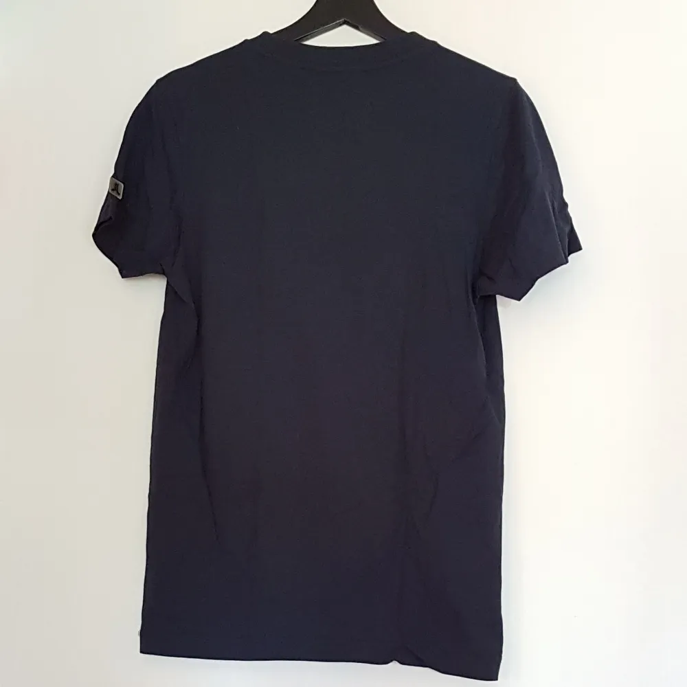 WESC t-shirt. Mörkblå. Aldrig använd.. T-shirts.