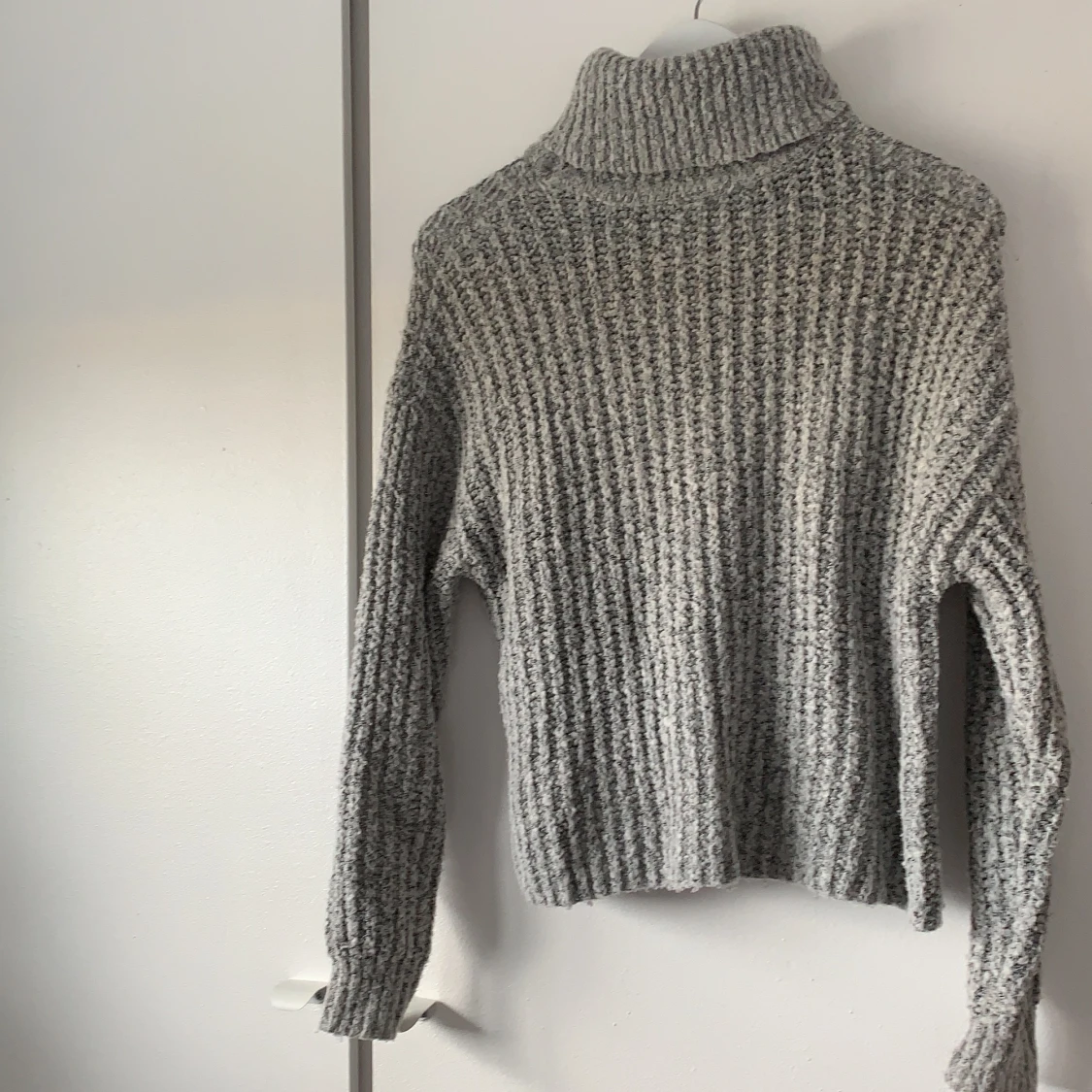 Grå stickad tröja