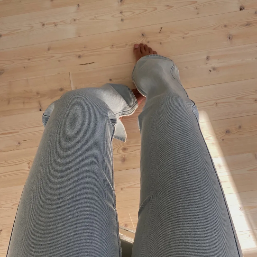 Jeans från Weekday, i modellen ROWE Split och tvätten Blue Hill med slits nedtill (se bild 3). Storlek 26, så passar XS/S. Väldigt bra skick då jag knappt använt dem💕💕 Hör av dig för fler bilder!. Jeans & Byxor.