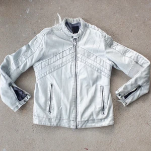 Biker jacket🔥 - Bikerjacka i fuskläder som jag köpt på second hand i Berlin. Den är i fint skick förutom att fodret på insidan har något hål och tyg har börjat lossnat från den inre halsringningen, men det är inget som syns när man har på sig den. Skön och fodrad så går ha på sig när det börjar bli kyligare🍂frakt tillkommer✨