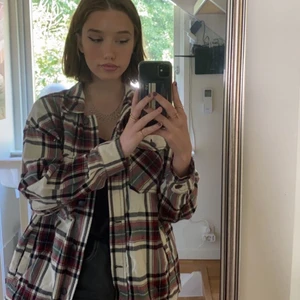 Rutig skjorta  - Säljer min jättemysiga rutiga skjorta då den inte längre används så mycket. Varmt material och sitter oversized, så skulle passa från XS-M kanske! 