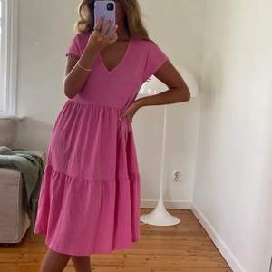 LÅNAD BILD! såå fin rosa klänning men tyvärr måste jag rensa inför flytten 😢😢 storlek XS men passar även mig som är S! Nyskick 💖 