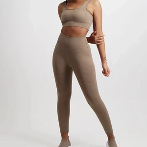 Aimn seamless thigts och sport bh - I färgen Espresso, har använt Max 5 gånger och båda är i storlek XS köparen står för frakt eller ingår om man köper direkt för 600kr