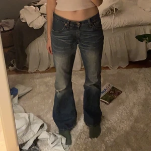 Levis byxor - Lågmidjade utsvängde byxor från levis, strl 30/32 och passar mig bra men lite oversized, brukar ha strl 34/36 och är 165cm lite slitna på vänsterknä annars i bra skick,  300kr eller buda