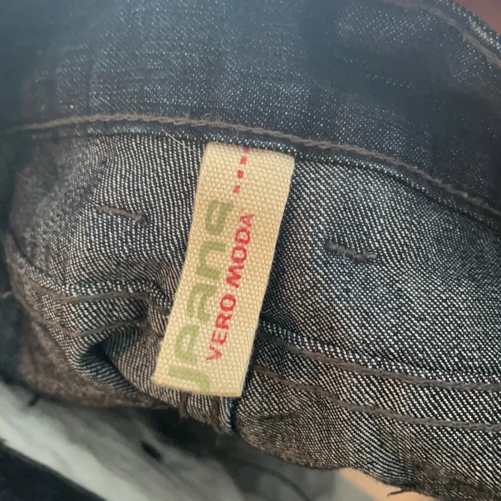 Skit snygga raka low waisted jeans från vero Moda som jag köpte här på Plick för några månader sen men säljer nu för de aldrig kommit till användning😁 . Jeans & Byxor.