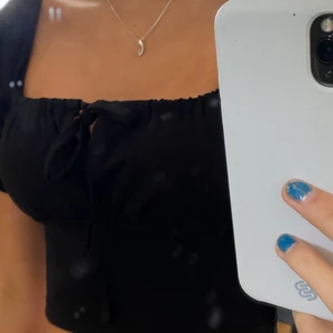 Kort svart topp - Croppad svart top med lite puffiga ärmar och knytning i mitten ❤️aldrig använd pga ej min stil riktigt men tycker den är superfin!