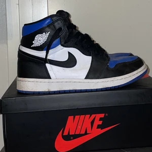 Air Jordan 1 retro high OG ’royal toe’  - size: us 9 eu 42                                                                   condition: 7/10                                                                    +orginal box och blåa snören. köpta på plugmeplease 