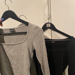 Basis toppar med fyrkantig ringning - Perfekta bas plagg men som inte bara är en t-shirt🖤 50 styck och 100 för båda!