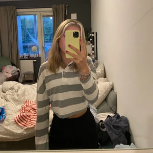 randig långärmad - säljer denna fina långärmade tröjan från Gina! Endast använd 1 gång💛 100+frakt NYPRIS:249