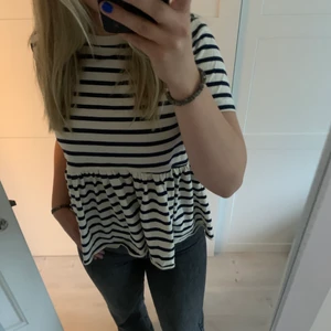 Randig Zara tröja  - Säljer denna trendiga zara tröja i storlek S. Knappt använd💞💞