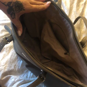 Grön väska 🧳  - Säljer wn grön väska i mycket bra skick 🌸