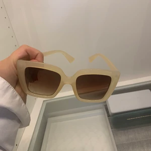 Solglasögon  - Solglasögon köpa här på plick 