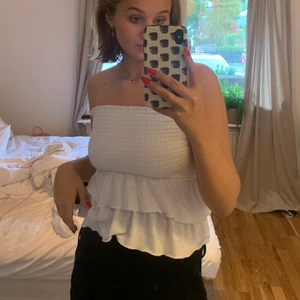 Bandeau topp  - Bandeau topp med volanger i världens skönaste material, håller sig på plats bra