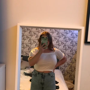 Tröja frön Gina tricot  - Ett ganska kort linne från Gina, tröjan är ganska genomskinlig så rekommenderar en beige bh under men vit funkar också. ❤️ Köpt för 199, säljer för 40+frakt