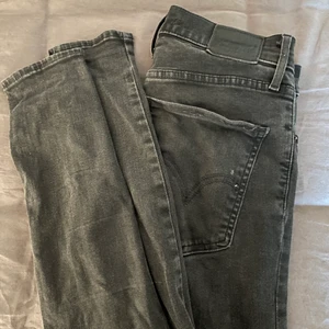 Levis - Svarta tighta Levisjeans i bra skick. Storlek 36