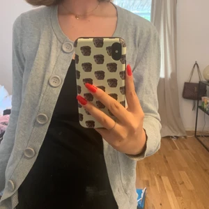 Cardigan  - Min mammas gamla cardigan från hm (säljer även i mörkgrå) strl L men sitter snyggt oversized på mig som är xs-s