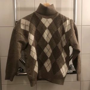 Argyle tröja - Jättefin brun argyle turtleneck 🤎🤍 Second hand och vintage, det står ingen storlek men jag skulle säga att den sitter som en XS.