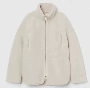 Teddyjacka från hm  - Säljer denna teddyjacka köpt från hm. Den populära jackan alla vill ha fast att den är från barnavdelningen o i största strl, jag på bilden är S vanligtvis. Superfräsch o säljer bara vid bra bud!