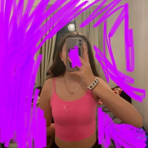 Rosa topp i ”sport tyg”  - Väldig fin och bekväm topp jag andvändt max 4 ggr. Max 3 månader gammal och super fin kvalitet. Står att den e i storlek xxs men passar även xs och s. KÖPARE STÅR FÖR FRAKT! 