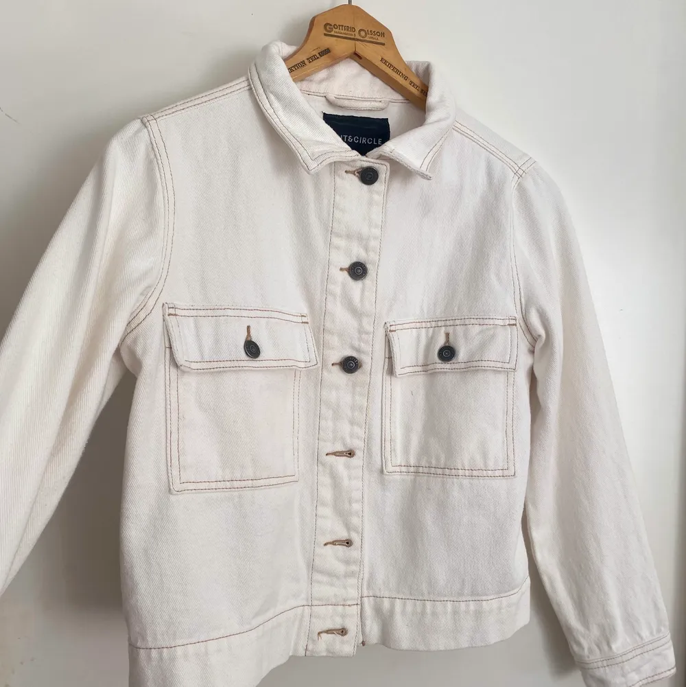 Fin jeans jacka från Ruth & cirkle, använd vid 2 tillfällen🥰. Takit.