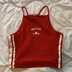 Röd topp  - Fin röd topp. Storlek S. 70kr + frakt om nt vi möts upp i Eskilstuna ❤️❤️❤️