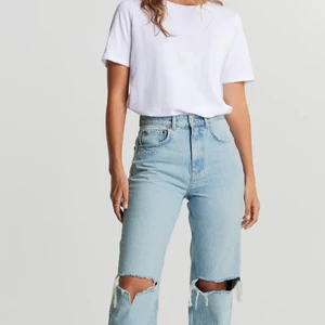 Jeans  - Använder bilden från nätet eftersom jag inte får till någon bra 😅 90 High Waist jeans från Gina Tricot . Bra skick 💖 är 170 och dom sitter perfekt på mig i benen 