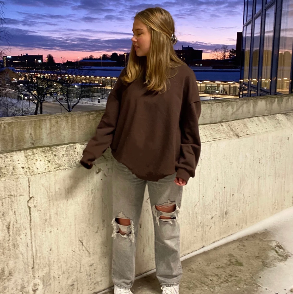 Slitna gråa jeans