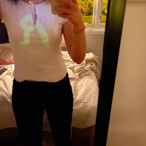 ”Lysande” t-shirt från Replay💛🤍 - ”R”,et på t-shirten lyser i mörkret💛🤍 strl. S (kan även passa som M) 💛🤍 45kr inklusive frakt💛🤍