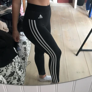Adidas thigts  - Super sköna svarta adidas thigts, köptes för 299 säljer dom nu för 50kr!! 🌸🌸🌸