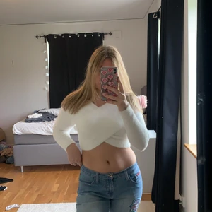 Stickad tröja - Superskön stickad tröja som korsas där fram! Aldrig använt. Superfin till högmidjade jeans🌸