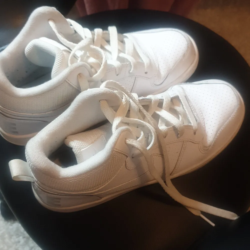 Helt nya nike skor vita storlek 38 ja har på mig 37 får plats även pris kan diskuteras . Skor.