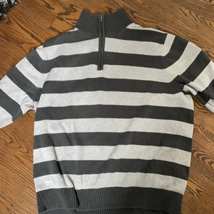 Half zip - Grå stockad tröja som sitter overzize på mig som vanligtvis har XS☺️ Står storlek XXL men sitter mer som L! Passar bra till vintern då den är ganska tjock