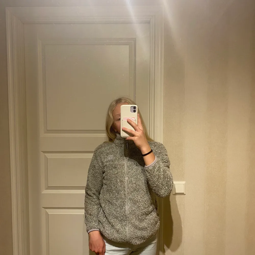 En grå ”fluffig” tjocktröja från peak performance ❤️ Storleken är 134-140 (barnstorlekar) Jätteskön, och håller dig varm nu på vintern ❤️ Säljer den för 65kr, Skriv för fler bilder 👍🏻 Betalning sker via swish, och kunden betalar frakten🥰. Neuletakit & Villapaidat.