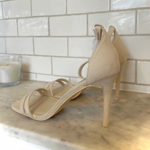 NLY skor  - Skor från NLY, aldrig andvända tyvätt eftersom dem var för stora för mig, men hur fina som helst 