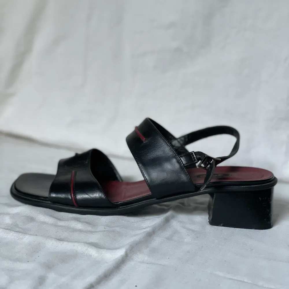 Väldigt bekväma sandaler från Ecco i 90-tals stil med låg klack, stl 40 passar 39-41. Använda men i bra skick. Säljer för 200 kr. Skor.