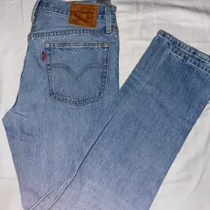 Aldrig använda Levis 501 jeans i storlek W27. Passar strlk 34-36. Går knappt inte att få tag på längre och väldigt fin färg! 