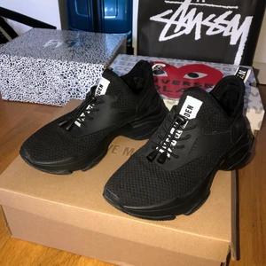 steve madden Match tripple black  - Nyskick köpta i våras, endast haft inomhus ett få antal gånger annars bara stått i hallen med sin box. super sköna o jätte fina tyvärr inte min stil men passar både som vardags skor och gym/idrottsskor💕💕💕 ny pris 1095kr