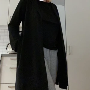 Tunn kappa - Detta är en oanvänd väldigt tunn kofta som är typ som en kappa! Den funkar som en snygg korta innomhus eller på varma sommardagar🪴❣️Strolek S/M