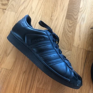 Adidas superstar - Svarta adidas superstar! Knappt andvända💕 strl 39 och en tredjedel 