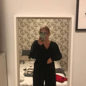 Från vero Moda, M - Jag är 158 cm, perfekt längd för mig men kanska lite korta i benen. 