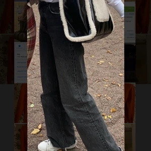 Baggy jeans zara - Säljer dessa fina baggy jeans från zara💖De är högmidjade och långa i benen på mig som är 170 även fast jag klippt av dem en del nertill💪🏼  