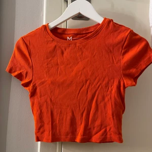 Orange topp  - En orange röd topp som även är helt oanvänd 