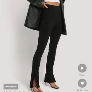 Så snygga byxor med slits!  - Säljer då de inte kommer till användning! Högmidjade, sitter så skönt och snyggt på kroppen. 