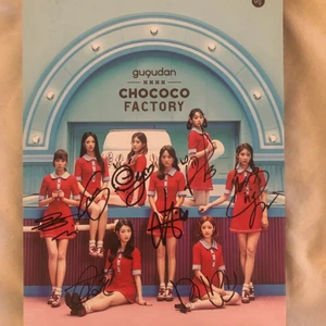 Signerat gugudan chococo album - säljer mitt signerade gugudan chococo album!💓 har endast stått i min hylla och skivan är därför i nyskick 🎈 inget photocard ingår