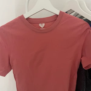 T-shirts från Arket - Rosa i S och gröna i Xs. Köp en för 50 eller båda för 80