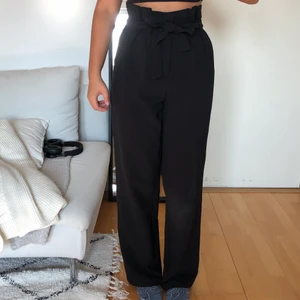 Svarta kostymbyxor från Bikbok - Svarta kostymbyxor från Bikbok. Endast använd ett fåtal gånger, mycket bra skick! Storlek S. Långa i benen