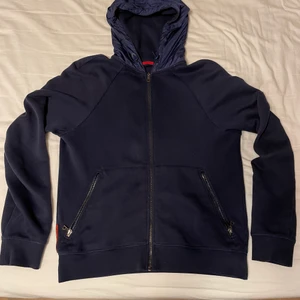 Vintage Prada sports hoodie - Vintage Prada sports hoodie, croppad fit, nylån material på luvan, väldigt fint vintage skick inga flaws eller fläckar, marinblå färg
