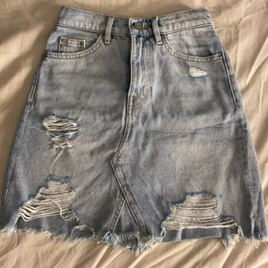 Jeanskjol  - Säljer denna jeanskjol från hm då den är för liten för mig, den är i superbra skick. Skriv om ni har några frågor💕