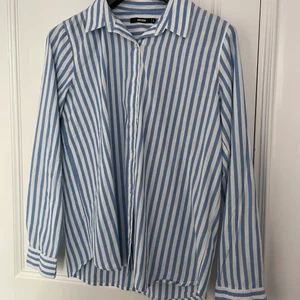 Oversized randig skjorta  - Randig skjorta från bikbok. Storlek M. Aldrig använd 