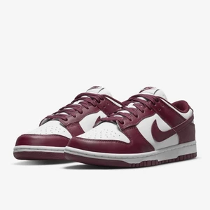 Nike dunk low - Slutsålda Nike dunk low - sail/dark beetroot-cashmere. Köptes från Nikes hemsida och är helt oanvända.